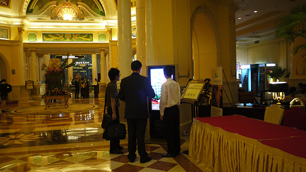 酒店使用落地式广告机能解决那些问题？(图2)